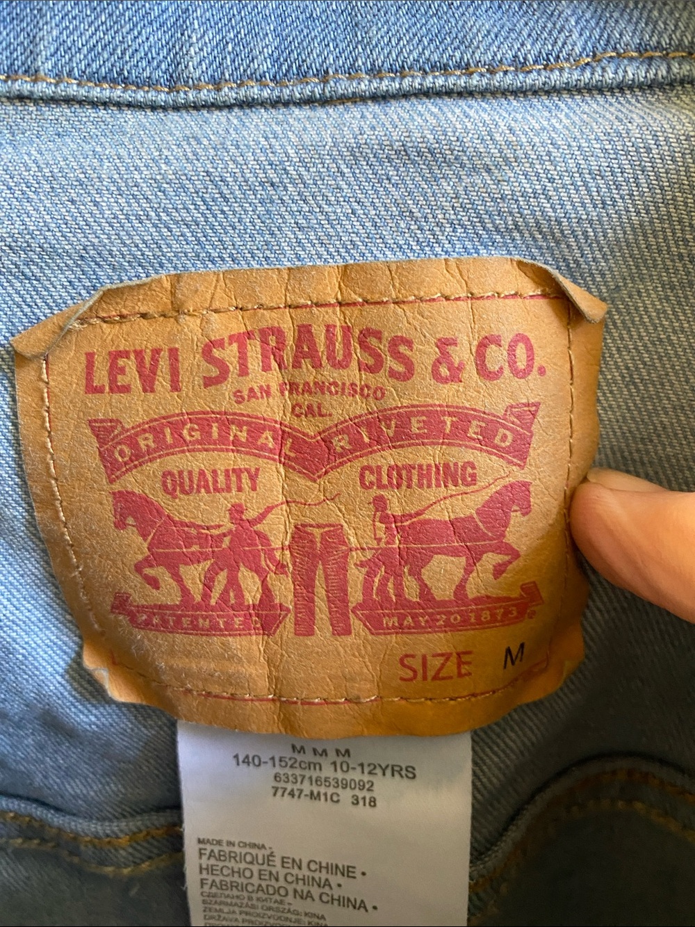 Boy’s LEVI’S Trucker Jean Jacket - Picture 4 of 13